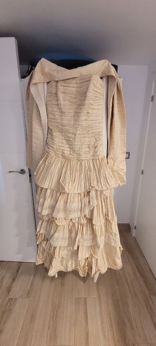 Traje de novia beige con volantes