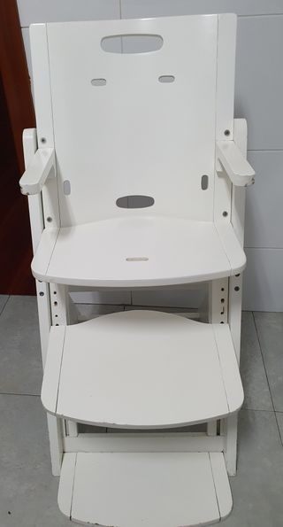 Trona de madera blanca