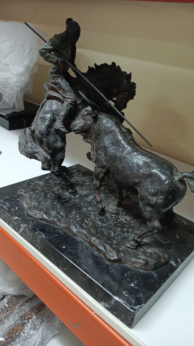 Escultura de bronce: Torero y toro