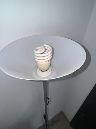 Lámpara de pie gris y blanca