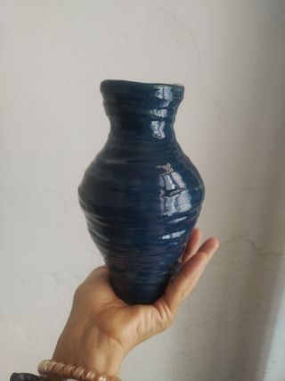 Jarrón de cerámica azul hecho a mano