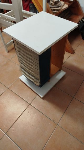 Cajonera de plástico beige y blanca