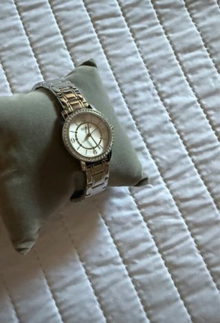 Reloj Guess Plateado y Blanco