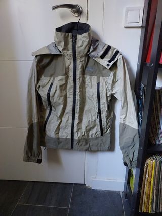 Chaqueta impermeable montaña técnica. Mujer. 