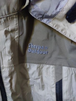 Chaqueta impermeable montaña técnica. Mujer. 