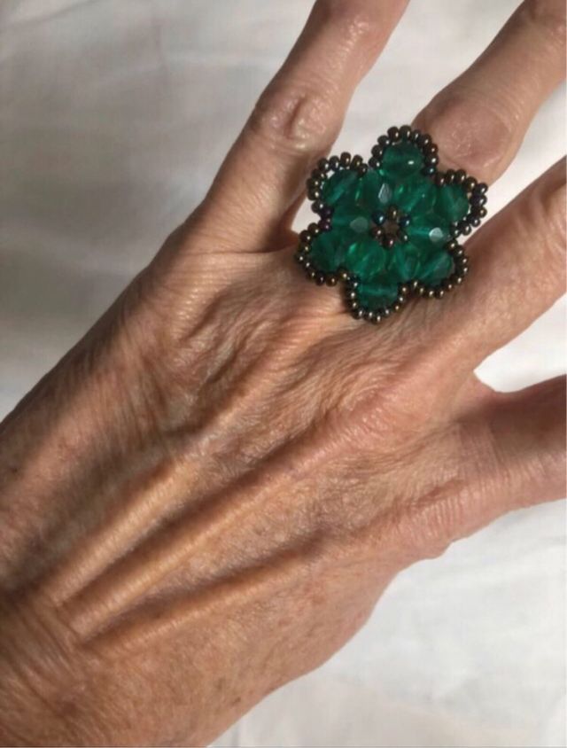 Anéis florais feitos à mão