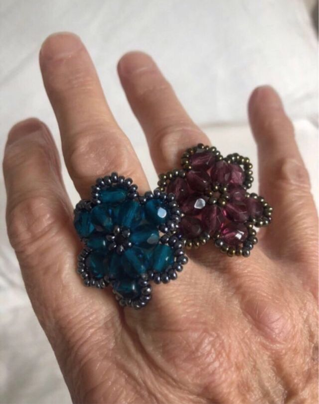 Anéis florais feitos à mão