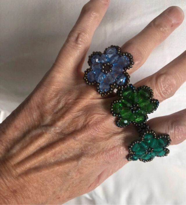 Anéis florais feitos à mão