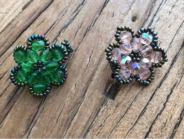 Anéis florais feitos à mão