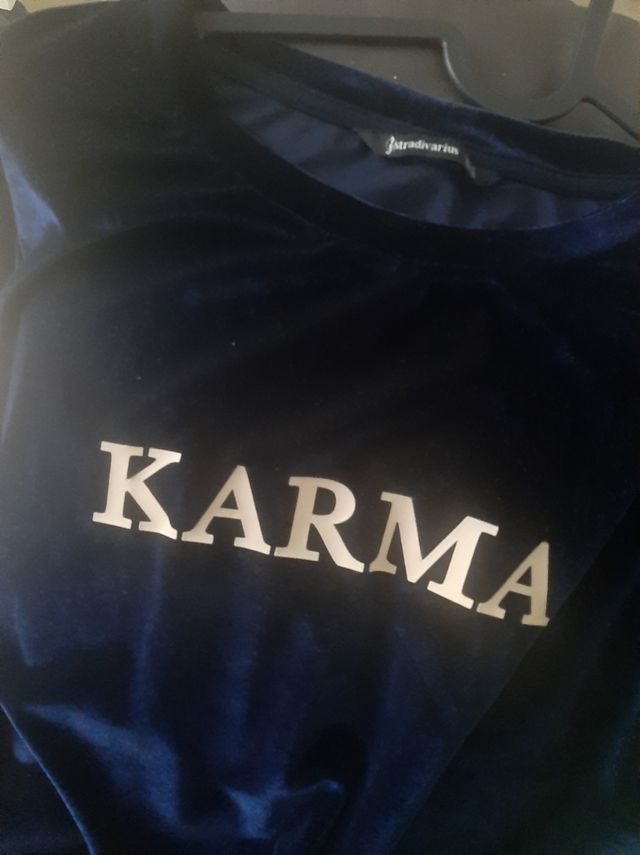 Camiseta Stradivarius azul con texto KARMA.