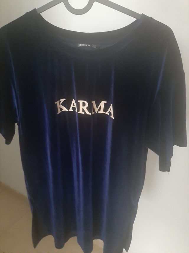Camiseta Stradivarius azul con texto KARMA.