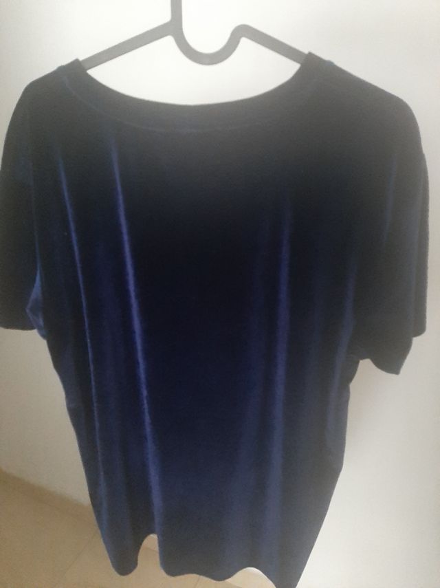 Camiseta Stradivarius azul con texto KARMA.