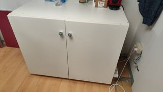 Mueble bajo de madera blanco