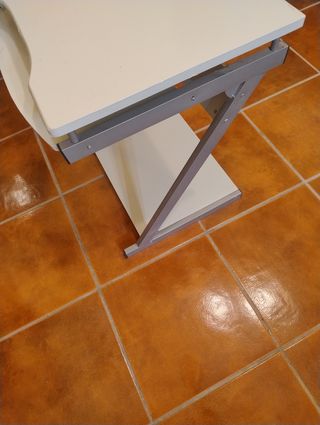 Mesa de ordenador blanca y gris