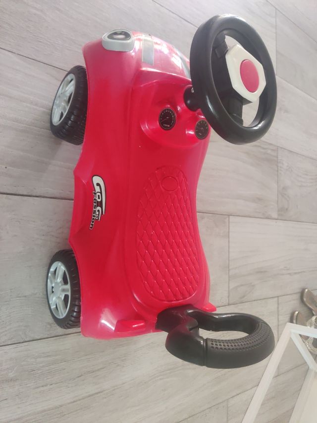 Coche corre pasillos