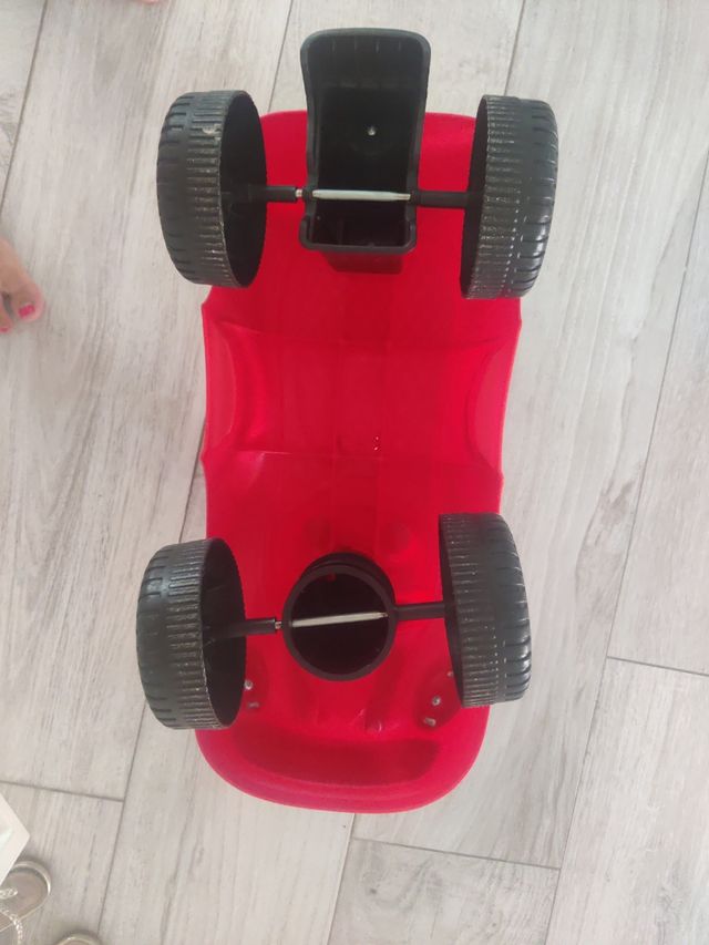 Coche corre pasillos