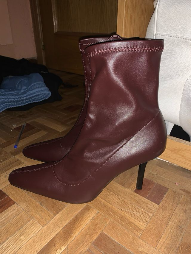 Stivaletti con tacco sottile in bordeaux