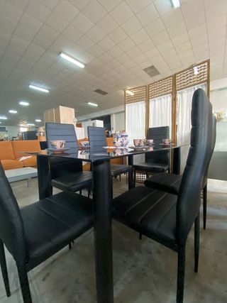 Mesa Negra con 6 o 4 Sillas