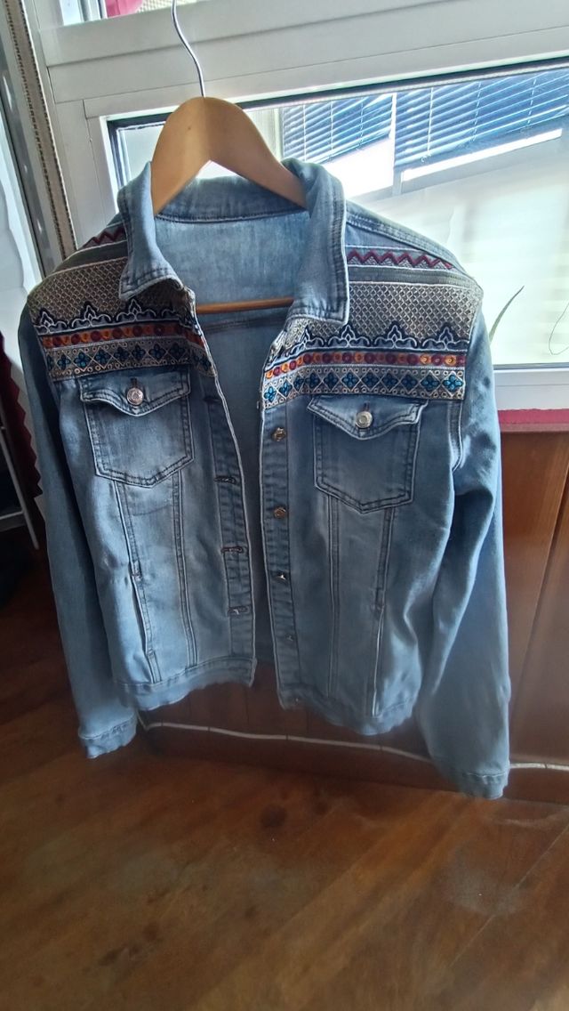 Cazadora vaquera con bordado étnico