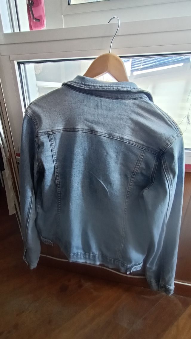 Cazadora vaquera con bordado étnico