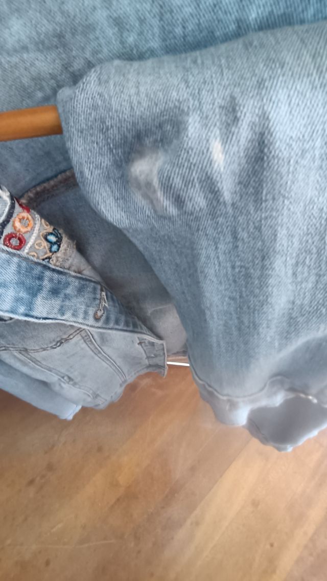 Cazadora vaquera con bordado étnico