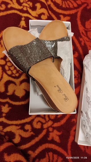 Sandalias Beige y Plateadas Talla 41