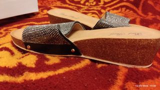 Sandalias Beige y Plateadas Talla 41