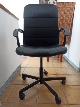 Silla de oficina negra