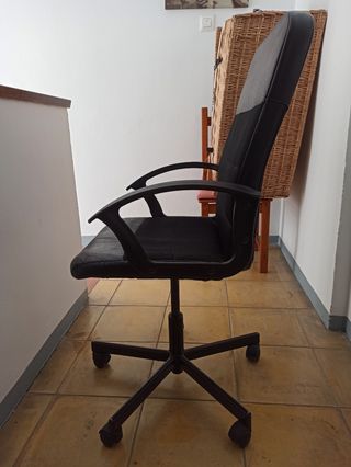 Silla de oficina negra