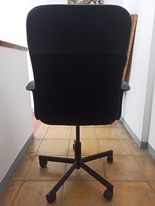 Silla de oficina negra