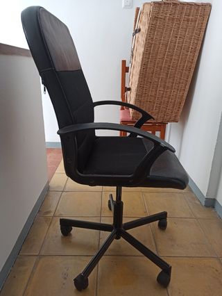 Silla de oficina negra
