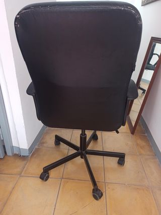 Silla de oficina negra