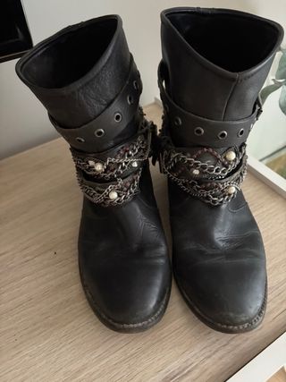 Botines Zara con cadenas y perlas
