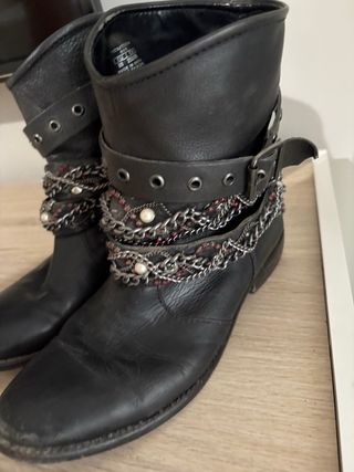 Botines Zara con cadenas y perlas