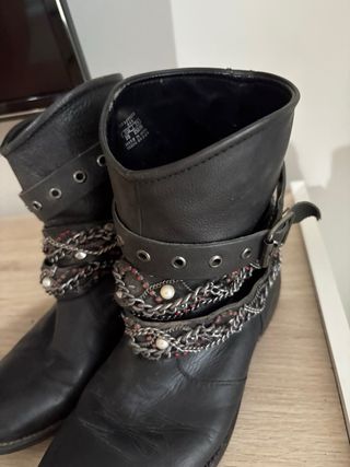 Botines Zara con cadenas y perlas