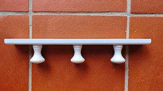 Percheros blancos de madera