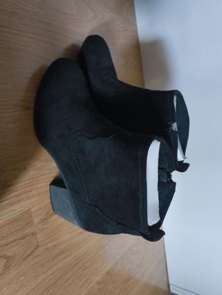 Botines negros talla 38. 
Nuevos, sin usar.