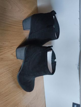 Botines negros talla 38. 
Nuevos, sin usar.