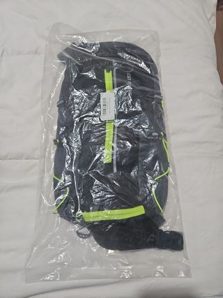 Mochila deportiva negra y verde