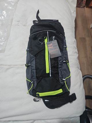 Mochila deportiva negra y verde