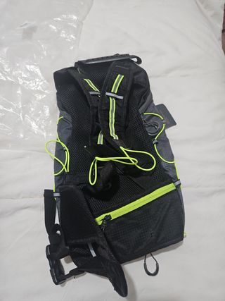 Mochila deportiva negra y verde