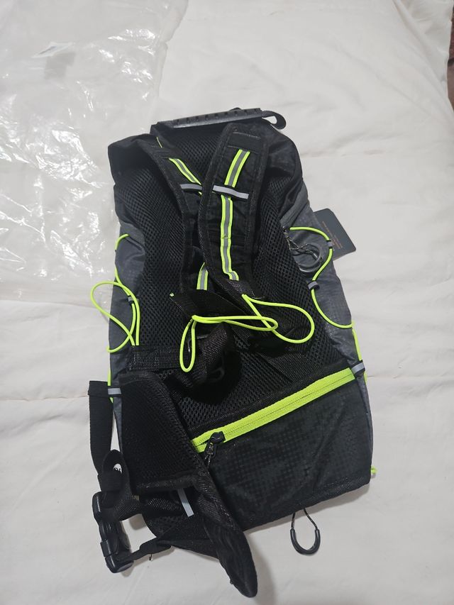 Mochila deportiva negra y verde