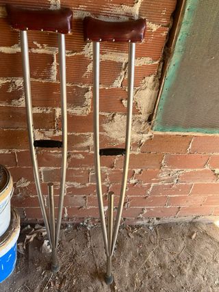 Muletas antiguas de aluminio