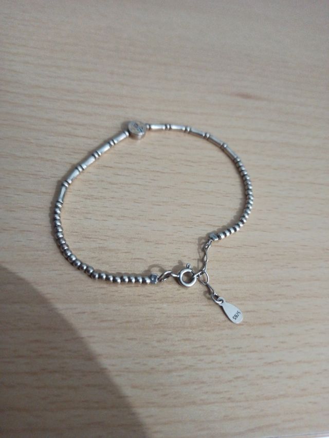 Pulsera de plata con detalle floral