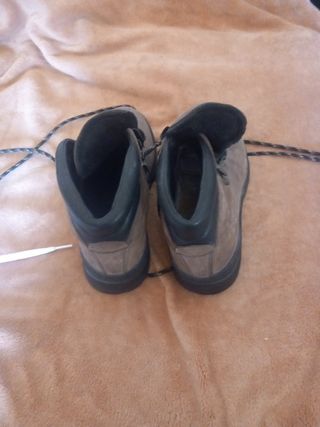 Botas de montaña marrones