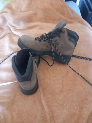Botas de montaña marrones