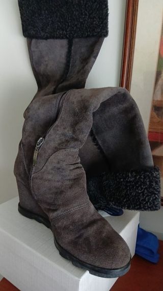 Botas altas de ante con cuña