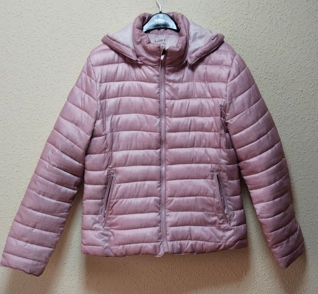 Cazadora acolchada con capucha y medidas.