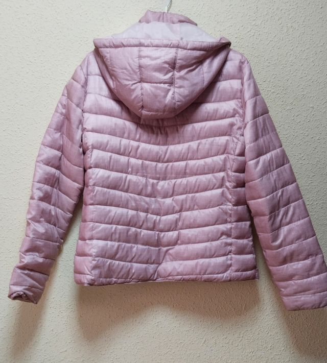 Cazadora acolchada con capucha y medidas.