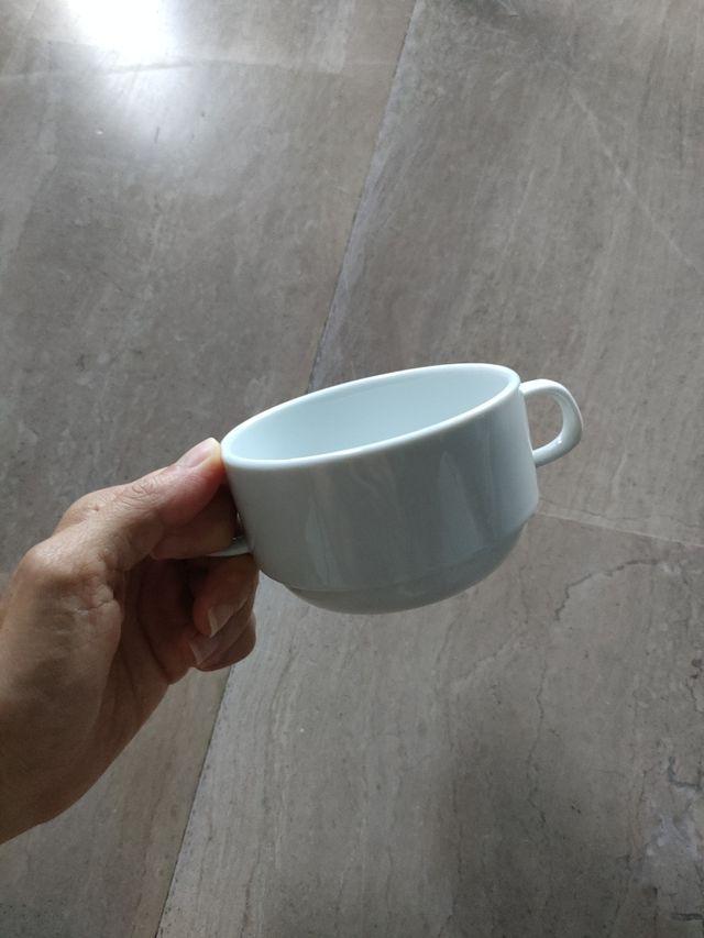 Tazza bassa in ceramica bianca con doppio manico